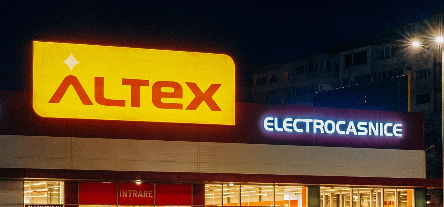 Casetă luminoasă LED montată pe fațadă