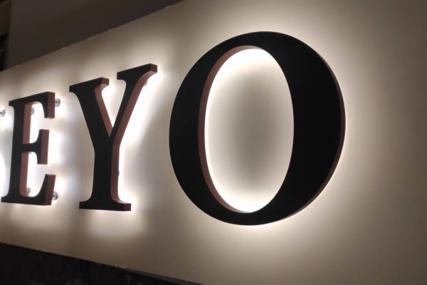 Litere volumetrice SEYO cu iluminare în halou